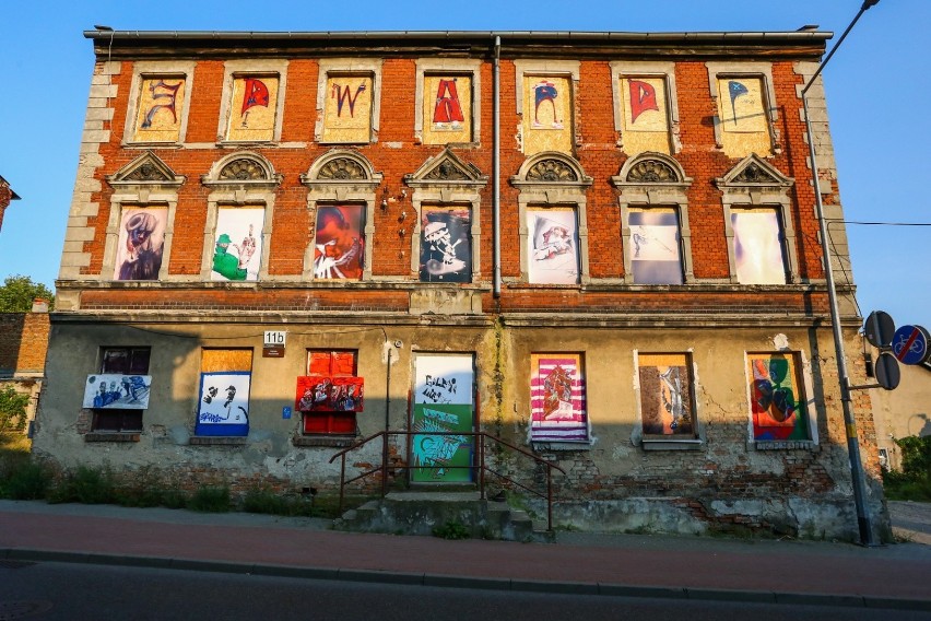Obrazy młodego artysty Edwarda Pytlosa na opuszczonych budynkach gdańskiej Orunii. Zdjęcia