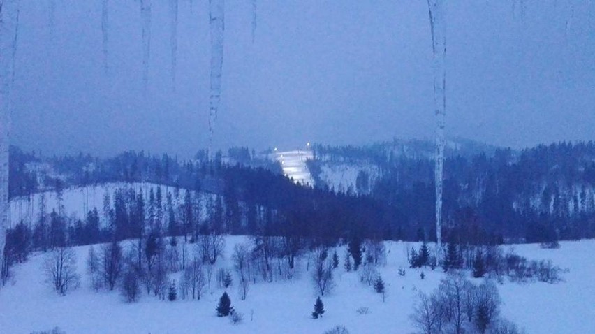 Zima w Beskidach nie odpuszcza i jest piękna, Zwardoń zasypany śniegiem (ZDJĘCIA)