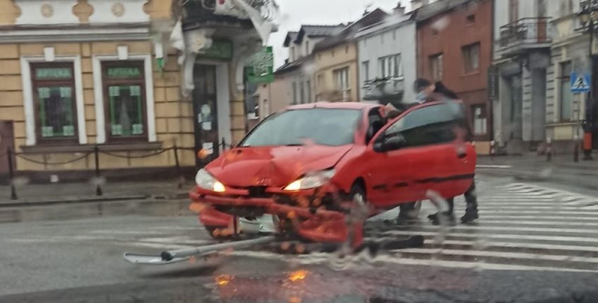 Zator. 17.04.2021. Kolizja ze znakiem drogowym