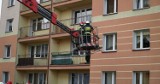 Mama na balkonie, maluch w domu. Pomogli strażacy 
