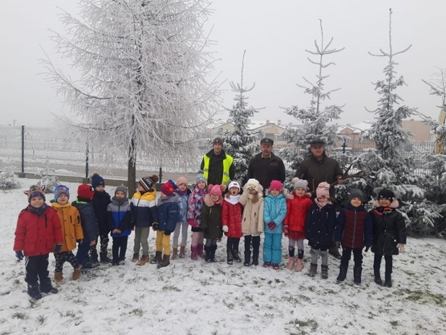 Wyjątkowi goście u przedszkolaków w Jędrzejowie. Leśnicy opowiedzieli o pracy w lesie i dokarmianiu zwierząt.