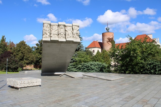 4. Pomnik Dzieci Głogowskich

Niedaleko głogowskiego zamku znajdziecie nietypowy pomnik. To właśnie Pomnik Dzieci Głogowskich, który upamiętnia słynną Obronę Głogowa z 1109 roku. Według podań, oblegające miasto wojska niemieckie przywiązały do machin oblężniczych dzieci mieszczan - które wzięto jako zakładników podczas pertraktacji. 

Pomnik odsłonięto w 1979 roku, a jest on dziełem bułgarskiego rzeźbiarza Dymitra Petrova Vaceva.