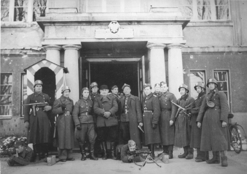 18 stycznia 1946 r. - milicjanci przed siedzibą posterunku...