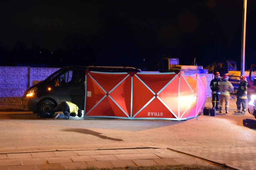 Śmiertelny wypadek na ul. Grunwaldzkiej w Jaśle. Nie żyje kobieta, którą potrącił samochód dostawczy [FOTO] [AKTUALIZACJA]