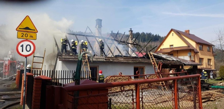 Pożar w Rajczy: Ogień strawił dom, potrzebna jest pomoc, a strażacy odpierają zarzuty [ZDJĘCIA]