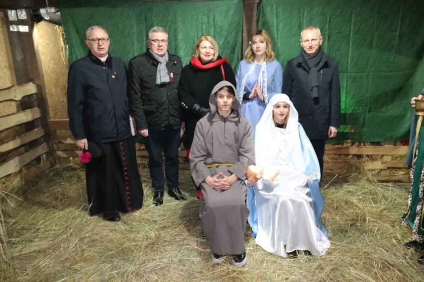 Wigilijne spotkanie mieszkańców Inowrocławia i inauguracja Bożonarodzeniowej Szopki [zdjęcia]