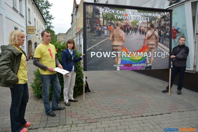 Miasto Leszno pikieta anty-genderowa na rogu rynku i ulicy Kościelnej.