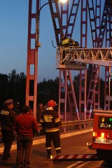 Pijany mężczyzna na przęśle mostu w Głogowie