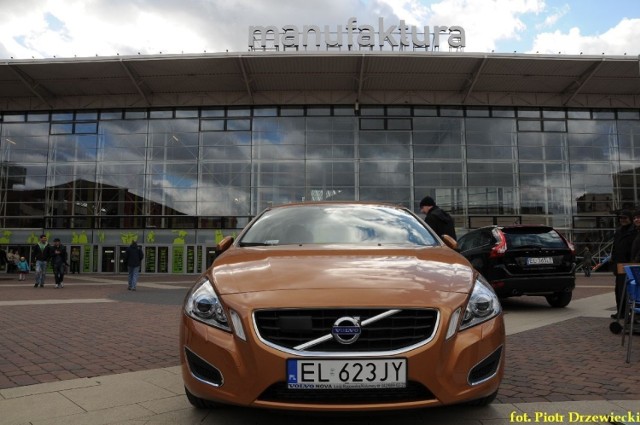 Najnowsze Volvo S60 zaprezentowało zaawansowany system bezpieczeństwa, kt&oacute;ry wykrywa pieszego przechodzącego przed maską i sam zatrzymuje pojazd! Fot. Piotr Drzewiecki