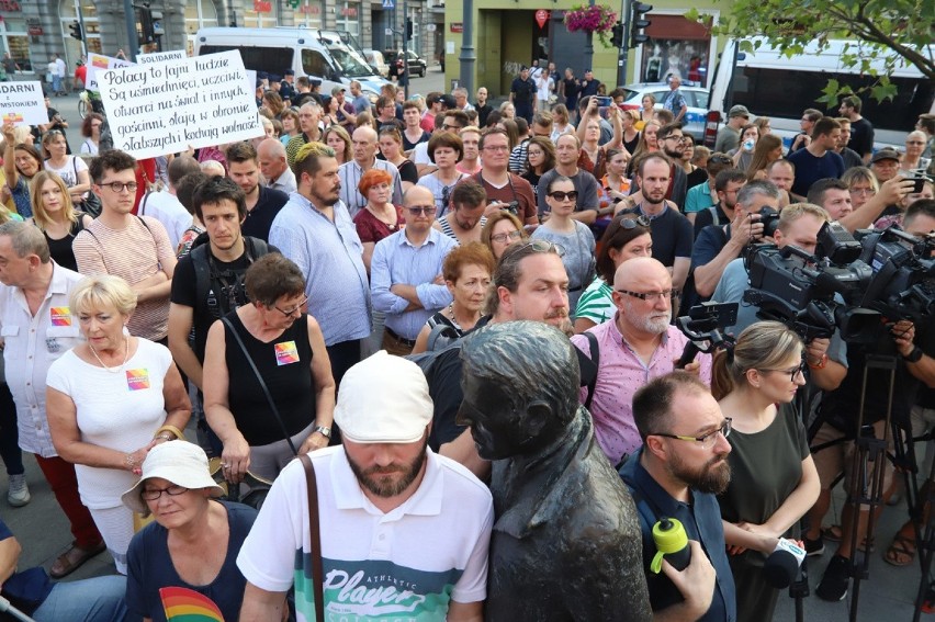 Pikieta przeciw agresji wobec osób LGBT. Łodzianie pokazali solidarność z Białymstokiem