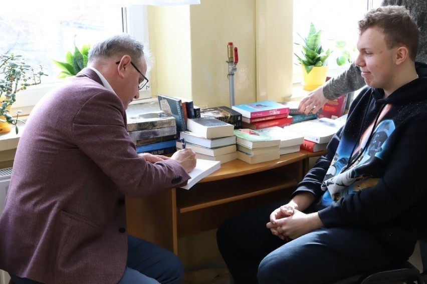 Akcja bookcrossingowa w Końskich. Dzielmy się radością czytania