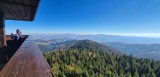 Gorce. Wieża widokowa na Gorcu przyciąga turystów. Panorama na Tatry, Pieniny i Beskidy zachwyca. Bajeczne widoki! [ZDJĘCIA]