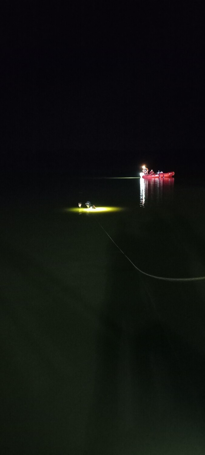 Nocna akcja służb nad zbiornikiem w Szałem. Poszukiwali właściciela ubrań pozostawionych na brzegu