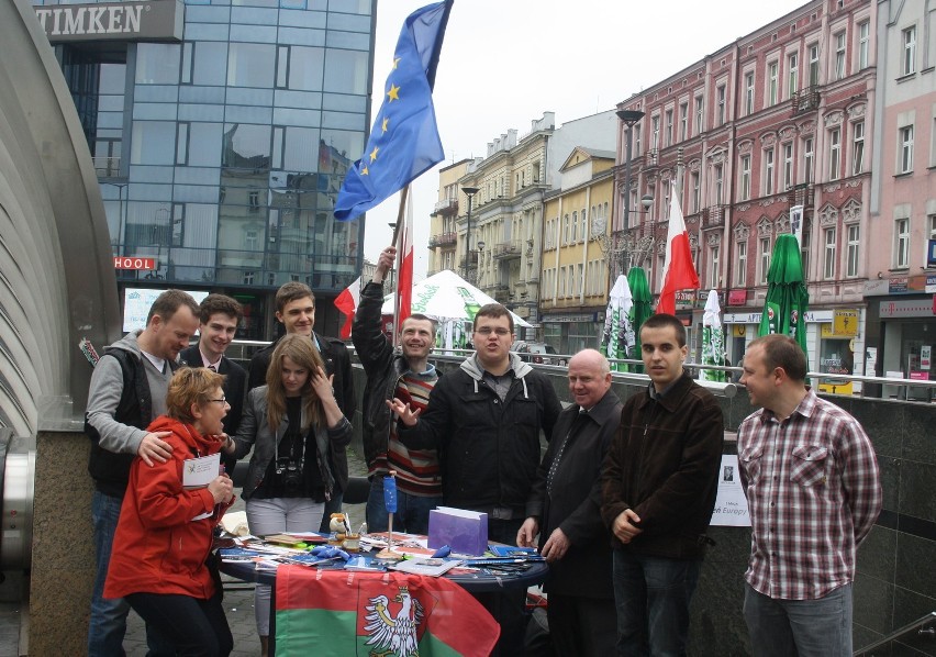 Sosnowiec: Młodzi Demokraci przypominali sosnowiczanom o rocznicy wejścia do Unii Europejskiej FOTO