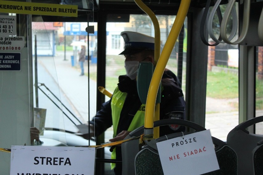 Policjanci we Włocławku nakładają mandaty za brak maseczki.