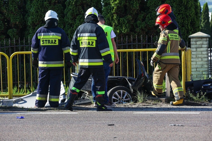 Wypadek na DK 94 w Kraczkowej. Kierowca BMW uderzył w przepust. Strażacy rozcinali wrak [ZDJĘCIA]