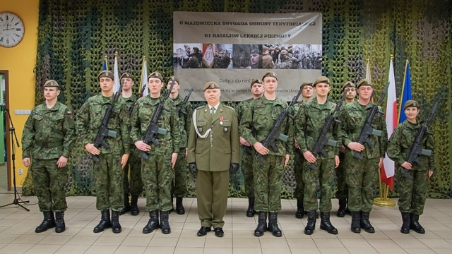 Nowi ochotnicy batalionu z Grójca wraz z pułkownikiem Przemysławem Owczarkiem, dowódcą 6. Mazowieckiej Brygady Obrony Terytorialnej.