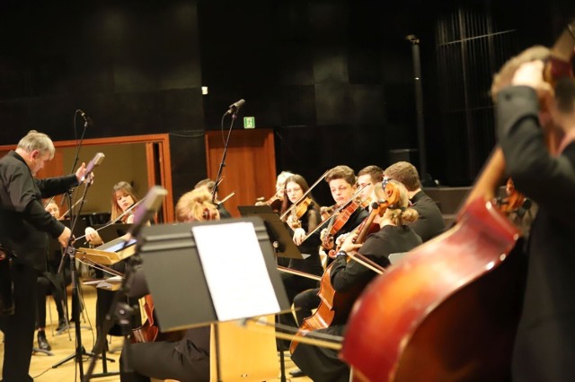 Lwowska Orkiestra Kameralna na scenie w szkole muzycznej w Kielcach. Zobacz więcej zdjęć >>>