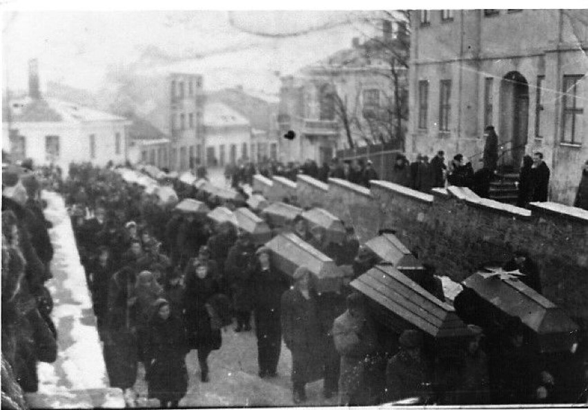 Obecna ulica Jana Pawła II. Pogrzeb po ekshumacji...