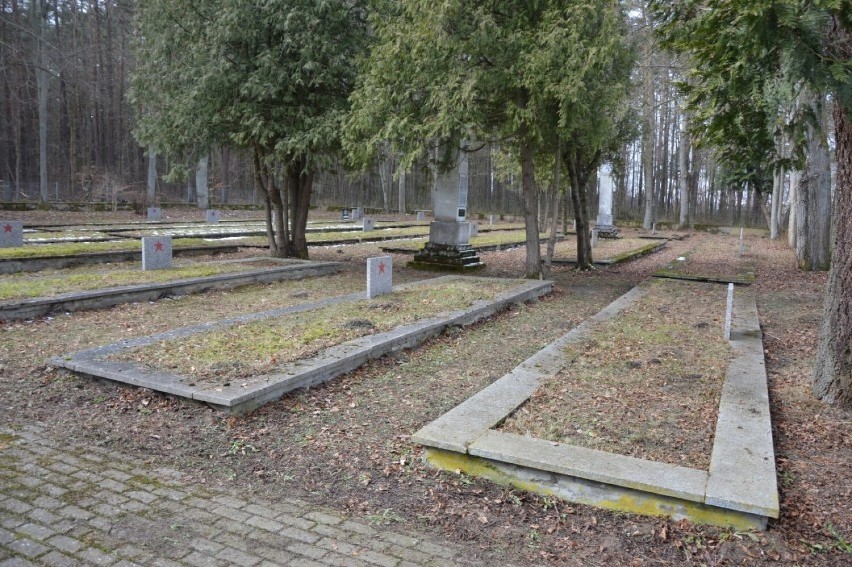 Lębork. Tym razem bez wizyty na cmentarzu rosyjskiego konsula. Kwiaty złożył jeden z mieszkańców.