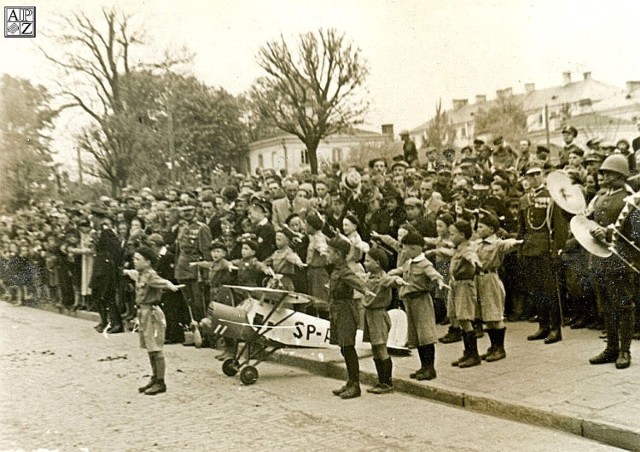 18 maja 1939 roku. Uroczystość harcerska. Ulica Akademicka w Zamościu. Fotografia z kroniki hufca męskiego ZHP, przekazanej do APZ przez Krystynę Kabas