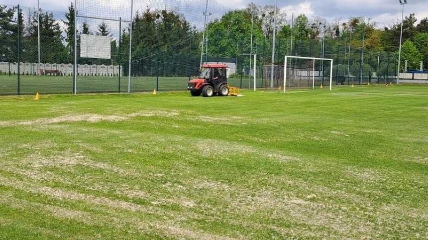 Nowe oblicze murawy na stadionie w Książu Wielkopolskim. Nawierzchnia trawiasta przeszła zabiegi pielęgnacyjne