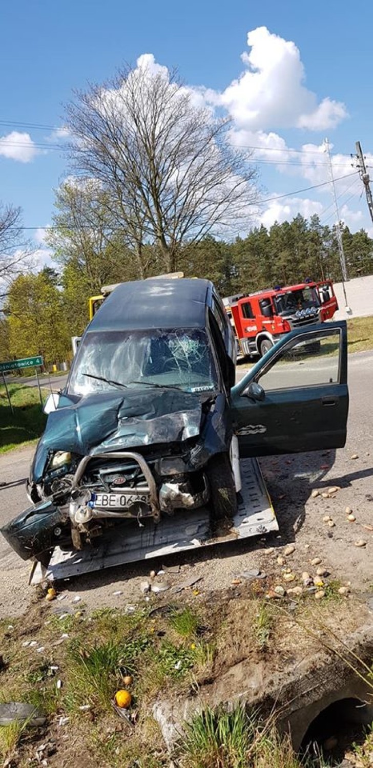 Wypadek na skrzyżowaniu. Trzy osoby trafiły do szpitala w Bełchatowie ZDJĘCIA