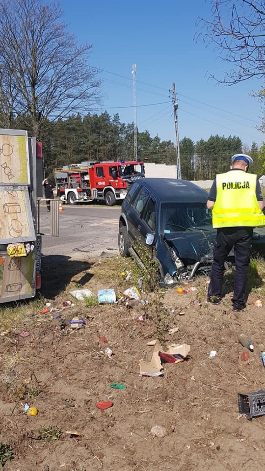 Wypadek na skrzyżowaniu. Trzy osoby trafiły do szpitala w Bełchatowie ZDJĘCIA