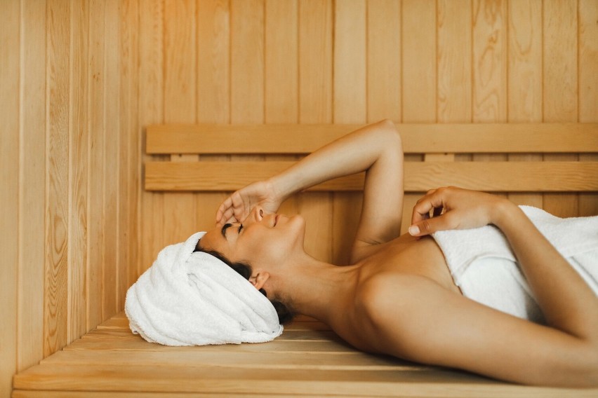 Korzystanie z sauny to dobry sposób na redukcję stresu....