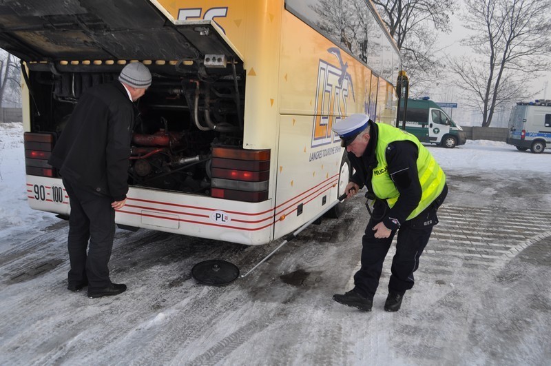 Zawiercie: Policja przeprowadziła kontrolę autokarów, które przewoziły dzieci na zimowiska