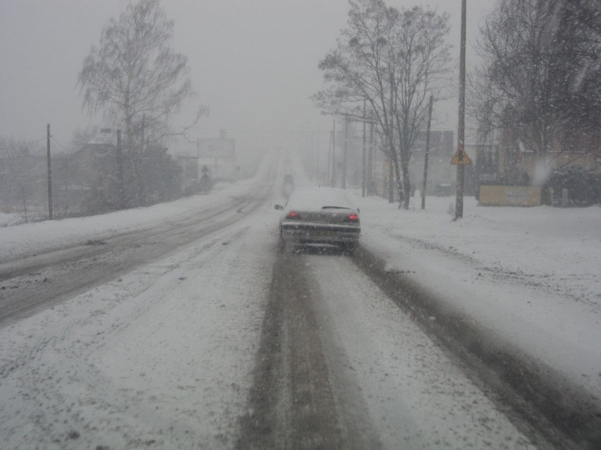 Wodzisław zasypany śniegiem. Niebezpiecznie na drogach [ZDJĘCIA + WIDEO]