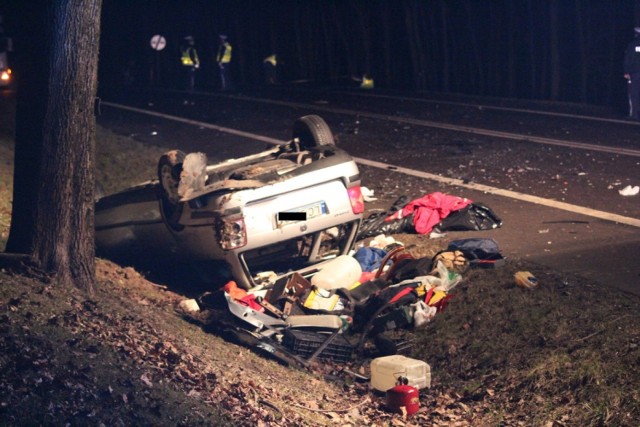 Wypadek na DK 12 w Chełmie. Dwie osoby zginęły, dwie są ranne. AKTUALIZACJA

Dwie osoby zginęły w wypadku na rogatkach Chełma, do którego doszło w czwartek ok. godz. 21.30. W dwóch samochodach, które zderzyły się czołowo, podróżowały cztery osoby, ranni to pasażerowie obu aut.