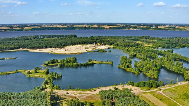 Na pierwszym planie zalane wyrobiska żwirowni Skoki Duże, na drugim wstęga Zalewu Włocławskiego