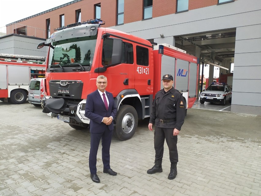 Dąbrowa Tarnowska. Strażacy z Powiśla mają nowy wóz bojowy za ponad milion. A w nim sprzęt do ratowania poszkodowanych w wypadkach [ZDJĘCIA]