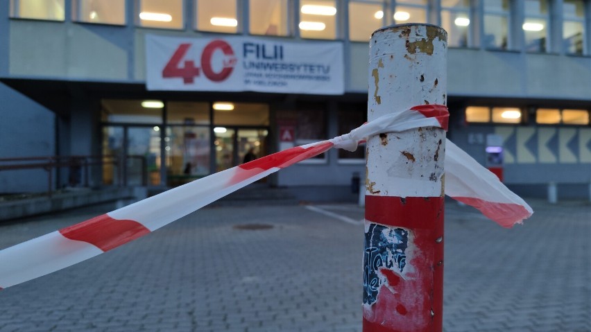 Zamknięto parking przed filią UJK w Piotrkowie. Teren...