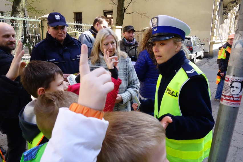 Kontrole drogowe policji i uczniów podstawówek