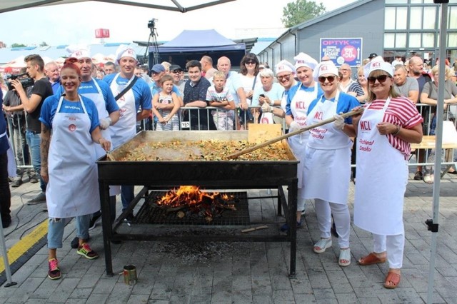 Włodarze rywalizowali w ramach drugiej edycji Festiwalu Smaku NCL. Obie ekipy spisały się wyśmienicie, bo ostatecznie był remis. Jak się okazuje, obaj panowie mają więcej cech wspólnych niż polityka i samorząd. Działają co prawda w różnych ugrupowaniach. Starosta i burmistrz lubią gotować. I jak się okazało podczas Festiwalu Smaku, umieją przyrządzać różne potrawy. - Lubię gotować i często gotuję - mówi Paweł Banasik, burmistrz Lipna. - Przyrządzanie golonki to cały rytuał. Dobrze wychodzi mi też żurek czy zupa dyniowa.

Ekipa burmistrza przygotowała makaron z kawałkami piersi kurczaka, bakłażanem, szpinakiem i brokułami. Pawłowi Banasikowi pomagali urzędnicy ratusza. Krzysztofowi Baranowskiemu z kolei pracownicy starostwa. Zabawa była przednia. Drużyny gotowały pod okiem finalistów znanego programu MasterChef - Joanny Studnickiej i Mariusza Szweda. Oba zespoły przygotowały w sumie dla mieszkańców tysiąc porcji.

Na festiwalu można było znaleźć stoiska z miodami, serami, tradycyjnymi wędlinami, świeżo tłoczonymi sokami, a także lokalnym winem. Swoimi produktami i specjałami, przygotowanymi zgodnie z lokalnymi recepturami, miejscowi producenci żywności, stowarzyszenia i panie z kół gospodyń wiejskich nieodpłatnie częstowali przybyłych. Wszystkie specjały i produkty można także było nabyć na stoiskach prosto od lokalnych producentów.

Wśród wystawców znaleźli się: KGW "Koniczynka" w Łochocinie, Stowarzyszenie Wierzbiczanki, Koło Aktywnych Kobiet Wioska, Słoneczne Chojno, Koło Gospodyń Wiejskich "Chalinianki", "Tradycyjne Jadło" Mirosława Wilk, Stowarzyszenie Krzyżówki, Stowarzyszenie "Nadzieja", Greenyard Frozen Poland Sp. z o.o., KGW Grodzeń, Winnica Bona Terra Agnieszka Taraszkiewicz Piotr Lenart, Piekarnia Ciastkarnia "Rodzinna", Lody z zielonej zagrody, Dawtona Sp. z o.o., Ekologiczne Gospodarstwo Rolne Adam Skonieczny, Gospodarstwo Rolne Krystyna Drużyńska, KGW Ostrowite, Koło Kobiet Rachcin, Pasieka Pszczela Dariusz Domagalski, KGW "Jagna" Tłuchowo, OSP Chlebowo, PHU Danadrew, Wyroby z tkanin Wojciech Kaczmarek.

Odbył się także konkurs kulinarny, w którym wzięło udział aż 16 różnych wystawców. Dania były przygotowane na niezwykle wysokim poziomie kulinarnym i wizualnym co spowodowało, że jurorzy mieli bardzo utrudnione zadanie.
 
Wyniki konkursu przedstawiają się następująco:
  
W kategorii przystawka:
I miejsce - "Złoty Talerzyk Nowego Centrum Lipna" i czek o wartości 1500 zł zdobyła Piekarnia Ciastkarnia Rodzinna Barbara Malinowska i Synowie potrawą Czarnina z malinami i delikatnymi kluseczkami
II miejsce - "Srebrny Talerzyk Nowego Centrum Lipna" i czek o wartości  1000 zł zdobyło Koło Kobiet Rachcin potrawą Terrina z kaczki
III miejsce - "Brązowy Talerzyk Nowego Centrum Lipna" i czek o wartości  500 zł zdobyło Stowarzyszenie na Rzecz Osób Niepełnosprawnych Powiatu Lipnowskiego „Nadzieja” potrawą Pasztet z królika.
  
W kategorii danie główne:
I miejsce -  "Złota Micha Nowego Centrum Lipna"  i czek o wartości  1500 zł zdobyło Ekologiczne Gospodarstwo Rolne Adam Skonieczny z Ignackowa daniem Pieczeń koźlęca.
II miejsce - "Srebrna Micha Nowego Centrum Lipna" i czek o wartości 1000 zł zdobyło Stowarzyszenie Koła Kobiet Koniczynka Łochocin tradycyjnymi Żeberkami po kujawsku z kluskami śląskimi.
III miejsce - "Brązowa Micha Nowego Centrum Lipna" i czek o wartości 500 zł zdobyło Stowarzyszenie Koła Gospodyń Wiejskich Chalinianki Ozorami na dziko. 

W kategorii deser:
I miejsce - "Złota Patera Nowego Centrum Lipna" -  nagroda główna w formie czeku o wartości  1500 zł trafiła w ręce Stowarzyszenia Słoneczne Chojno wspaniałym ciastem Rodzina jeży.
II miejsce i "Srebrną Paterę Nowego Centrum Lipna" oraz  nagrodę w formie czeku o wartości 1000 zł zdobyła pani Jolanta Maciejewska Lody z Zielonej Zagrody  niepowtarzalnymi Lodami Rzemieślniczymi w trzech smakach.
III miejsce i "Brązowa Patera Nowego Centrum Lipna" oraz  nagroda w formie czeku o wartości 500 zł trafiła do Koła Gospodyń Wiejskich Ostrowite za Ciasto Marysieńka.
  
Pozostali uczestnicy konkursu otrzymali wyróżnienia w wysokości 400 zł.
  
Swój sekret na idealną jagnięcinę zdradziła pani Mirka Wilk w asyście pana Piotra Lenarta, która przy swoim stoisku dała prawdziwy popis kulinarnych umiejętności. Festiwal Smaku to również okazja do posłuchania dobrej muzyki. W tym roku na lipnowskiej scenie wystąpiła Ewelina Lisowska, która wykonała swoje największe przeboje, a zaraz po niej swój występ miał nasz lokalny zespół KAVOO.
 
Organizatorzy czyli Przedsiębiorstwo Usług Komunalnych w Lipnie Sp. z o.o., Urząd Miejski w Lipnie oraz Starostwo Powiatowe w Lipnie dziękują wszystkim wystawcom i przybyłym gościom.


Wideo. Flash Info odc. 23

