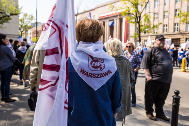 Strajk nauczycieli w Warszawie. Związek Nauczycielstwa Polskiego zapowiedział ogromny, ogólnopolski strajk nauczycieli. Liczba warszawskich instytucji, które przyłączą się do protestu jest zatrważająca. Wkrótce stolicę może opanować wielkie załamanie szkolnictwa.