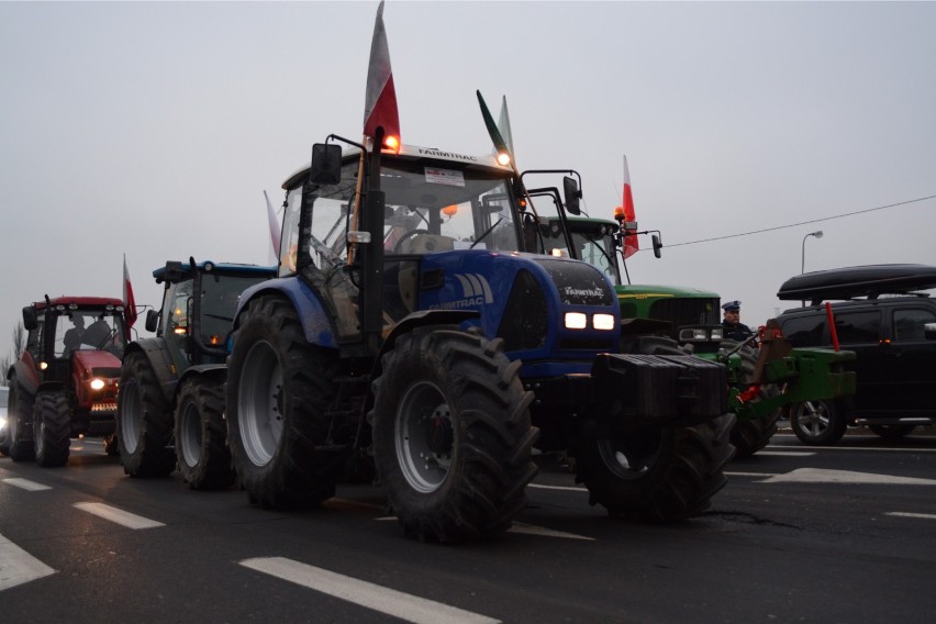 Protest rolników w Warszawie. Cały czas blokują drogi...