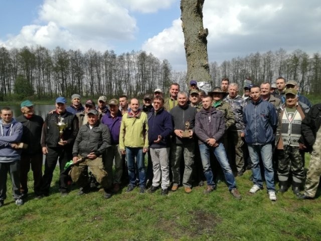 Na zbiorniku wodnym Samszyce, gm. Osięciny, odbyły się zawody wędkarskie 

Pierwsze miejsce w zawodach zdobył Dawid Matusiak, drugie Wojciech Skwarczyński, trzecie Piotr Siemiński, który również został uhonorowany za największy okaz zawodów. 

Zbiornik wodny Samszyce to jest piękny akwen, który powstał dzięki pracy członków Regionalnego Stowarzyszenia Wędkarskiego Osięciny. Wędkarze RSW apelują do wszystkich mieszkańców regionu: Wypoczywając nad tym zbiornikiem dbajcie o czystość tego miejsca, by to, co służy dzisiaj nam, służyło jutro innym. Dbajcie o ten wspaniały leśny teren, który pokazuje w sposób szczególny piękno Kujaw.