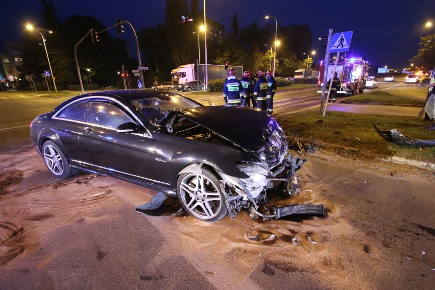 Luksusowy mercedes rozbity w Kielcach, kierowca w szpitalu (WIDEO, ZDJĘCIA, AKTUALIZACJA)