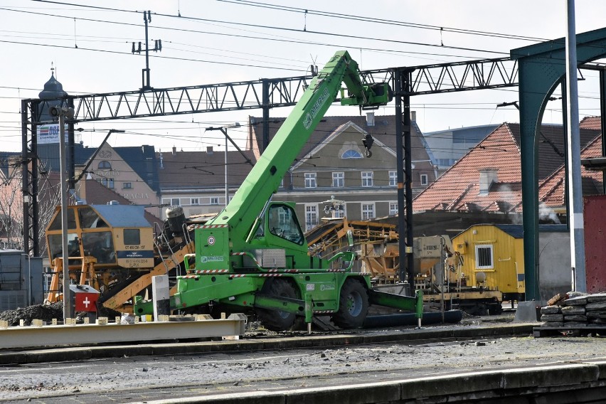 Dworzec PKP w Legnicy jest remontowany, perony zamknięte dla podróżnych [ZDJĘCIA]