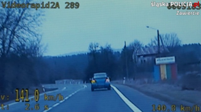 Policja zatrzymała dwóch piratów drogowych, którzy w terenie zabudowanym pędzili nawet 141 km/h. Odebrano im prawo jazdy.