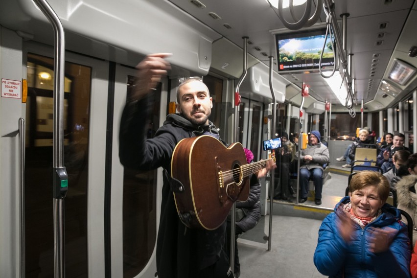 Deliryk, czyli tajemniczy chłopak, który gra w tramwajach na gitarze