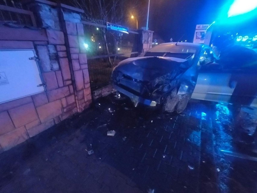 Wypadek w Ostrowcu. Kierowca opla przejechał środkiem ronda i uderzył w ogrodzenie. Zobacz zdjęcia