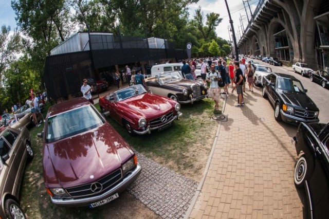 Oldtimery w Stacji Mercedes. Historyczne samochody zaparkowały na Powiślu [ZDJĘCIA]