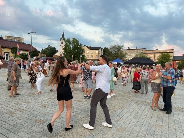 Niedzielna potańcóka w Starachowicach. Z mieszkańcami tańczyli prezydent Marek Mateterk i jego żona Magda. Więcej na kolejnych zdjęcioach.