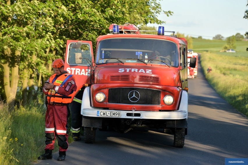 Volkswagen wjechał do stawu. Pijany mężczyzna był uwięziony w pojeździe [zdjęcia]