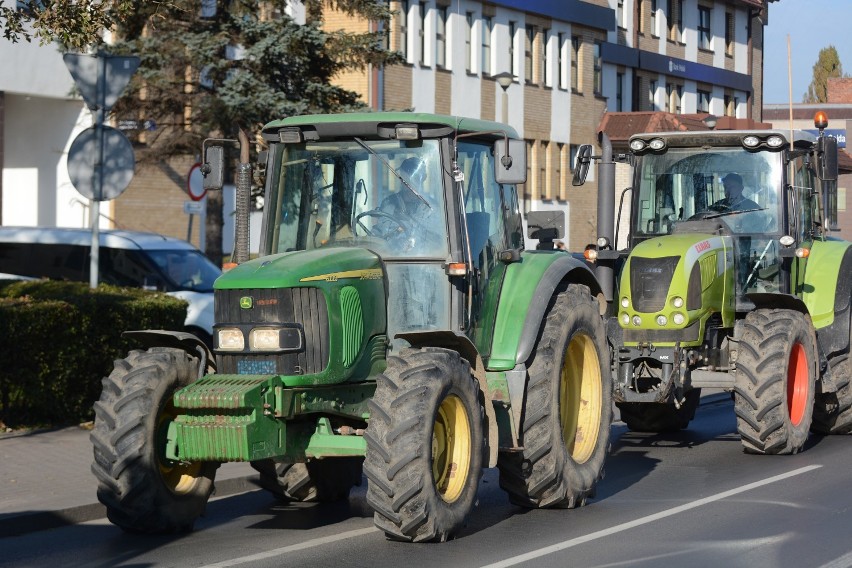 Grudziądz. Protest rolników na drogach Grudziądza i powiatu grudziądzkiego. "Rolnikom wbito nóż w plecy" [zdjęcia, wideo]