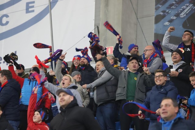 24.10.2021 r. Kibice na meczu Piast Gliwice - Legia Warszawa.

  Zobacz kolejne zdjęcia. Przesuwaj zdjęcia w prawo - naciśnij strzałkę lub przycisk NASTĘPNE